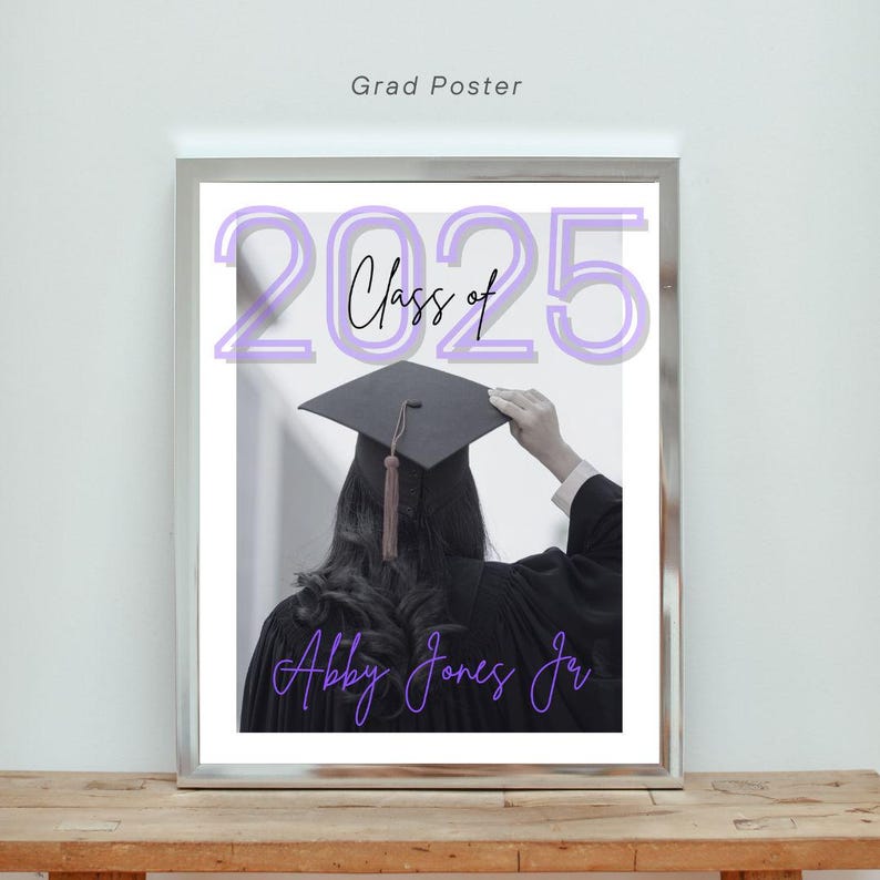 Pode incluir: Um p&ocirc;ster de formatura emoldurado com o texto "Grad Poster" no topo. O p&ocirc;ster apresenta o ano "2025" em lavanda, com "Class of" em escrita preta. O nome "Abby Jones Jr" est&aacute; escrito em escrita lavanda abaixo de uma pessoa com um chap&eacute;u de formatura.