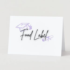 Pode incluir: Cart&atilde;o branco com as palavras "Food Label" em fonte manuscrita. Um chap&eacute;u de formatura e um diploma s&atilde;o desenhados em roxo. O cart&atilde;o est&aacute; inclinado, sugerindo que &eacute; um cart&atilde;o de lugar ou um sinal.