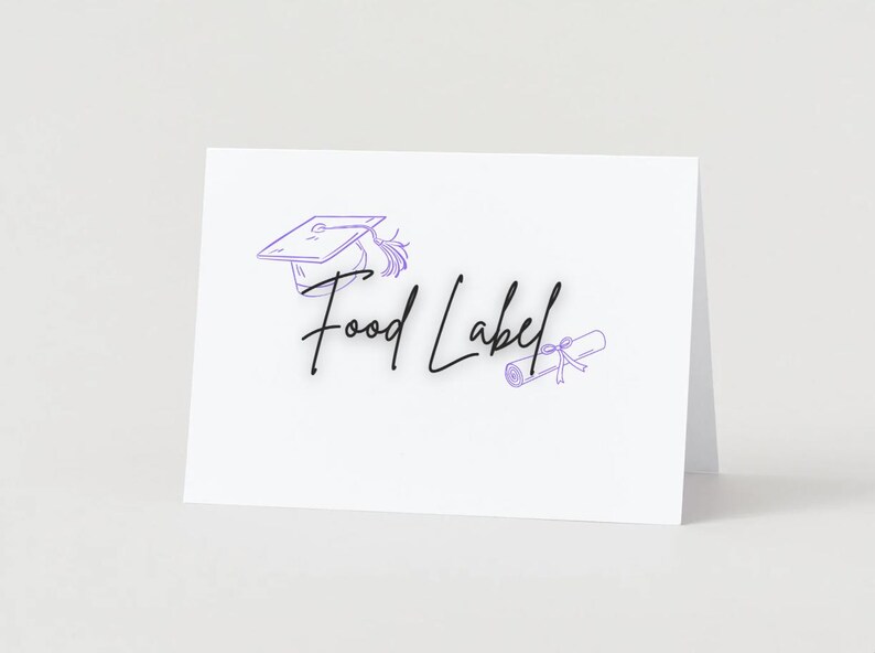 Pode incluir: Cart&atilde;o branco com as palavras "Food Label" em fonte manuscrita. Um chap&eacute;u de formatura e um diploma s&atilde;o desenhados em roxo. O cart&atilde;o est&aacute; inclinado, sugerindo que &eacute; um cart&atilde;o de lugar ou um sinal.