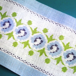 Vintage 1970er unbenäht bedruckt blau/ grün Baumwolle Blume Motiv Dekoration Band borte band mit weißem Bodenfarbe und geschnittenen Seiten