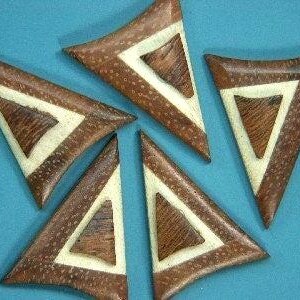 Pode incluir: Cinco peças triangulares de madeira com um design em camadas. Cada peça consiste numa borda exterior castanho-escura com textura salpicada, uma secção central lisa de cor creme e um centro triangular castanho-escuro com veios visíveis.