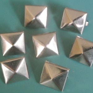 Lotto di 25 inutilizzati vintage 1980 quadrati sfaccettati argentocolore rivetti metallici borchie per cucire prodject, pelletteria, borse, scarpe