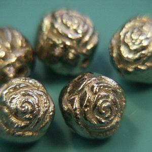 Lot of 5 large lovely vintage 1970s unused round silvercolor metal rose flower beads for your jewelry prodjects image 1