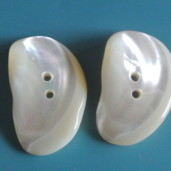 Lot of 5 thick larger vintage 1950s unused irregular kidney-formed shimmering creame white natural organic mother of pearl buttons w 2 holes