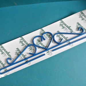 Percha de metal azul fuerte vintage sueca más grande de la década de 1970 sin usar para colgar en la pared, todavía en la tarjeta