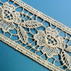 Belle dentelle vintage des années 1960 inutilisée large français en coton beige clair gephyr avec motif de fleurs décoratives pour votre projet de couture