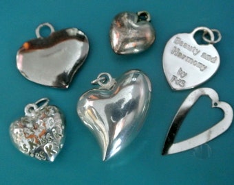 Lote de 6 amuletos / colgantes de corazón de metal vintage más grandes de la década de 1980 plateados en diferentes tamaños y formas para sus proyectos de joyería