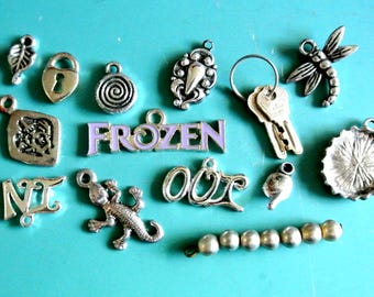Lote único de 13 dijes/colgantes vintage de metal color plata de los años 80 para tus proyectos de joyería.
