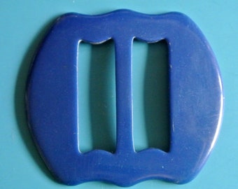 Vintage 1940s unused irregular slightly darkblue plastic buckle for your sewing prodject