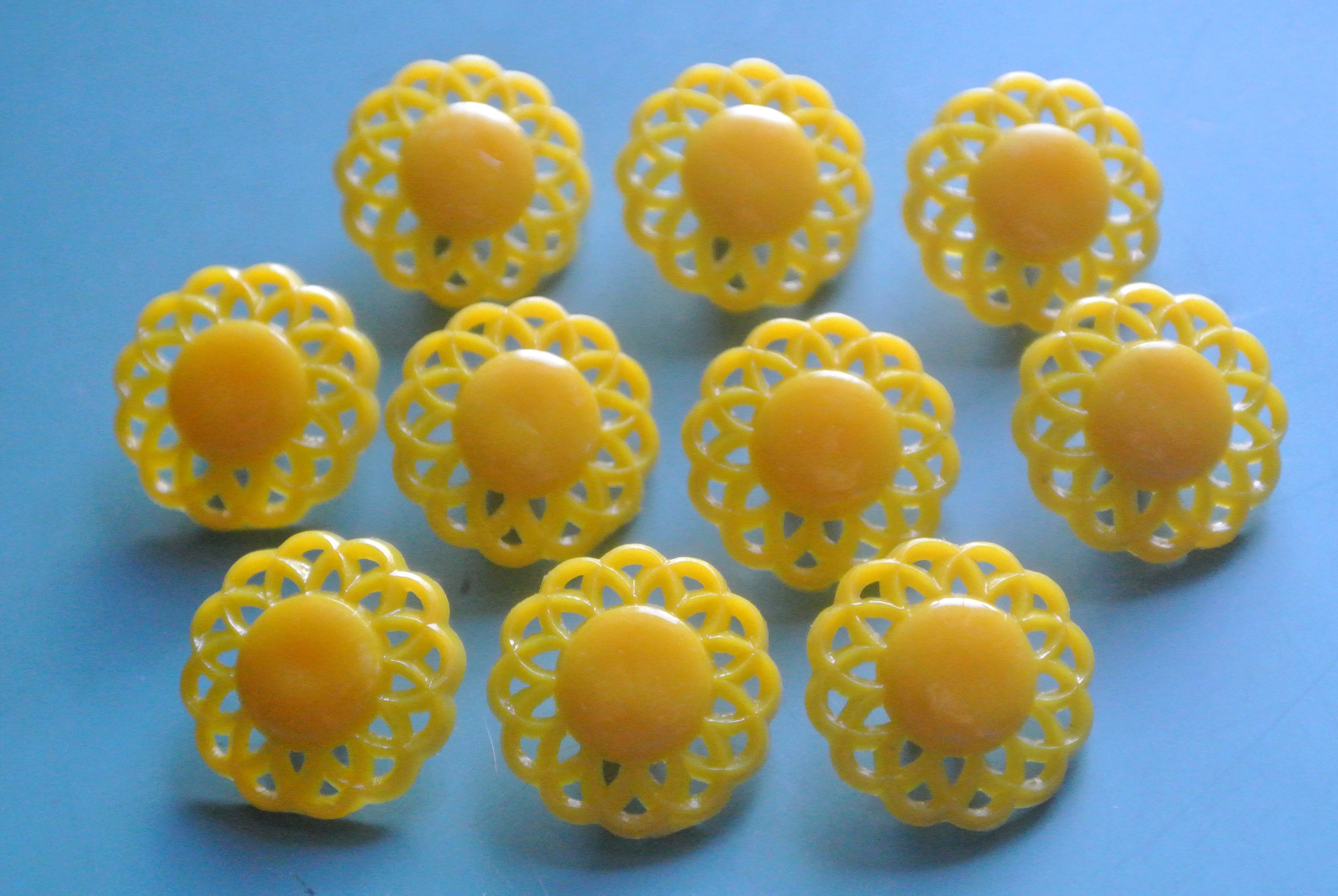 Lot De 6 Boutons Vintage Carrés - 32 X 32 Mm - Plastique Jaune Ajouré - Occasion Pour Artisanat Et Vêtements