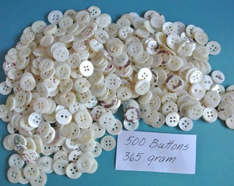 Lot of 500 white vintage 1940s used new-washed cleaned mop mother of pearl buttons of several kind, 111 gram, 13 - 15 mm in diameter