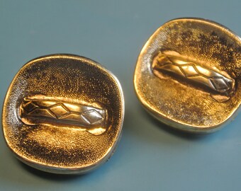 縫製プロジェクト用の、1960 年代の未使用のほぼ正方形の装飾が施された金色の金属のようなプラスチックボタン 3 個セット。