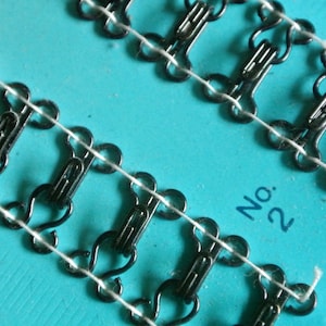 Kavel van 24 kleine, moeilijk te vinden vintage jaren 50 ongebruikte zwart metalen 2-delige haken met ogen nog op de kaart voor uw naaiprojecten