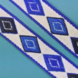 Vintage 1980s inutilizzato bianco / blu / nero tessuto cotone decorazione nastro nastro con motivo astratto per i vostri prodotti da cucito