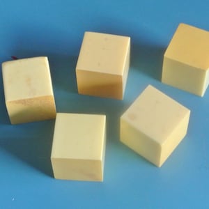 Könnte beinhalten: Ein Set aus drei Keramikbechern mit gesprenkelter, matter Oberfläche. Die Becher sind in den Farbtönen Creme, Hellgrau und Dunkelgrau gehalten. Jeder Becher hat ein schlichtes, minimalistisches Design und einen abgerundeten Henkel. Die Becher sind aufeinander gestapelt.