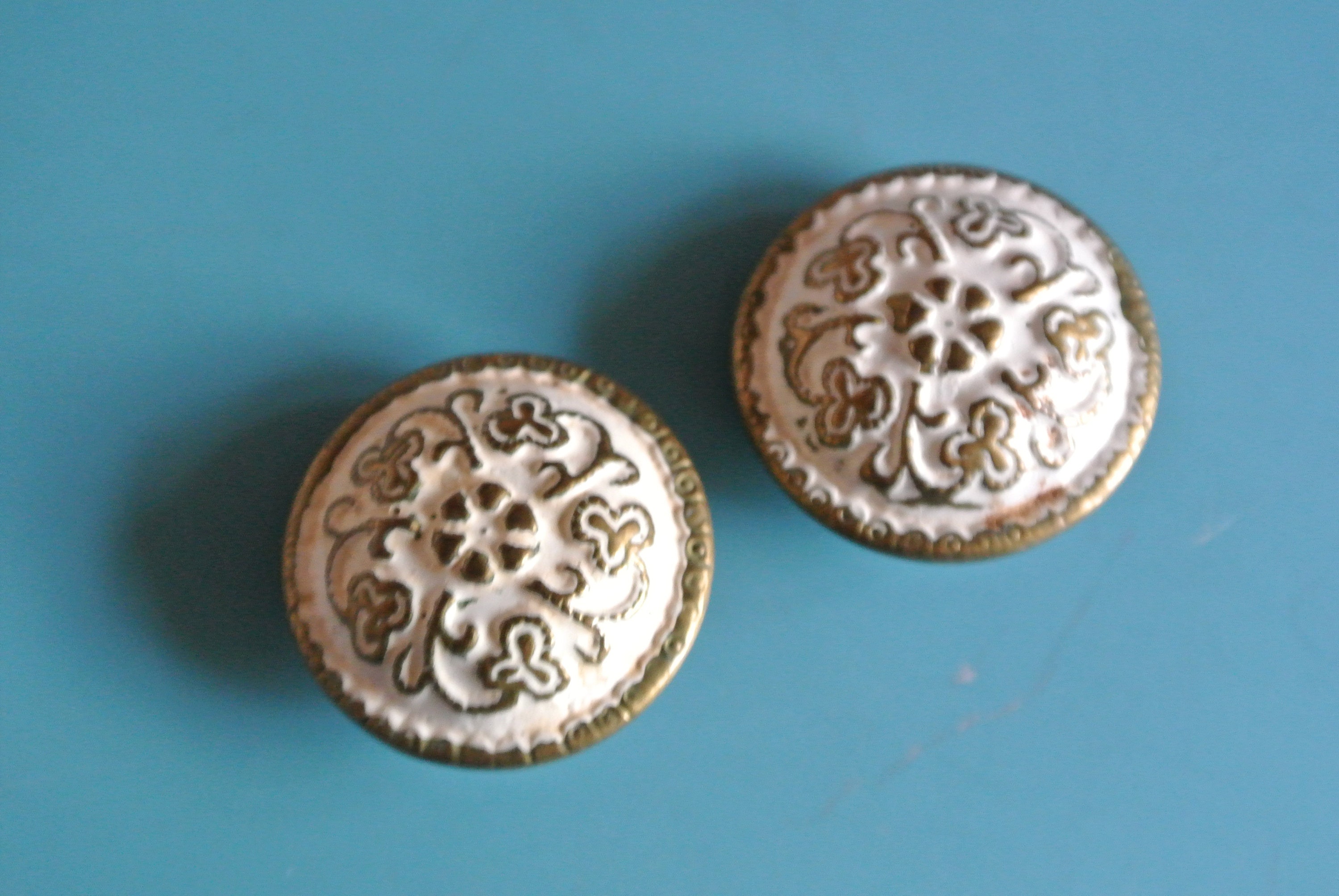 2 Sets De Boutons Vintage Années 1950 - Plastique Bronze Texturé Métallique - Pour Costumes Et Créations