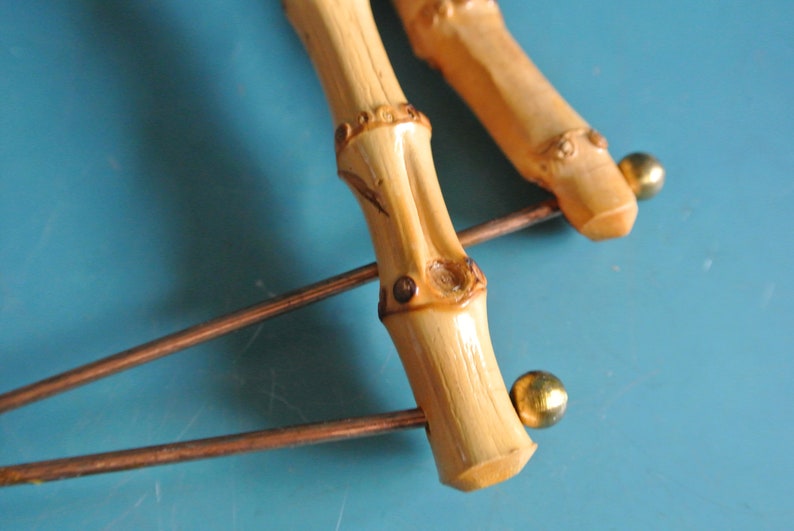 Par de manijas/empuñaduras/soportes de bambú vintage de la década de 1950 con detalles de latón/metal para su proyecto de costura de bolsos pequeños imagen 2