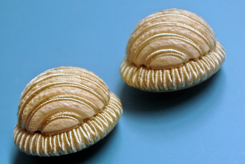 Lot of 2 large vintage 1960s unused light beige threadwork fur coat thread plastic buttons with backside loop for your sewing prodjects