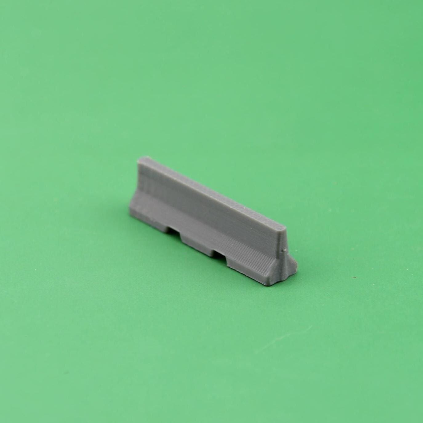 Spencer-3D HO Scale Modern Highway Dividers – Set Of 20 Jersey Barriers (1:87)-1328101
