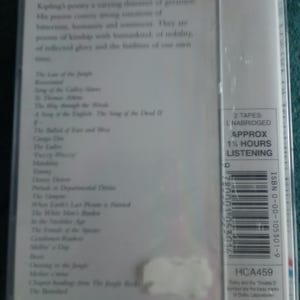 Op de afbeelding: Een verzegelde audiocassettecase met een lijst met gedichten van Rudyard Kipling. De case bevat de tekst "2 tapes, ongeknipt, ca. 1&frac12; uur luisteren" en het ISBN-nummer 0-00-105301-9.