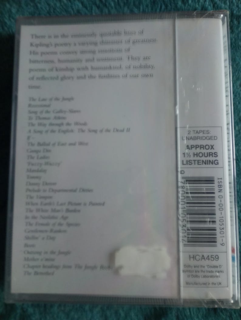 Op de afbeelding: Een verzegelde audiocassettecase met een lijst met gedichten van Rudyard Kipling. De case bevat de tekst "2 tapes, ongeknipt, ca. 1&frac12; uur luisteren" en het ISBN-nummer 0-00-105301-9.