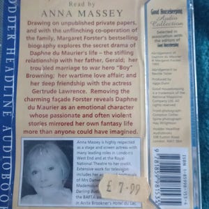 Op de afbeelding: Een Hodder Headline Audiobooks cassettehoesje met de biografie "Daphne du Maurier" gelezen door Anna Massey. De hoes bevat tekst over de biografie en een foto van Anna Massey. Het prijskaartje toont &pound;7.99.