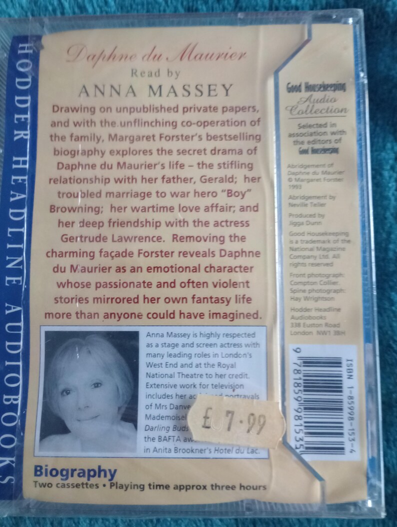 Op de afbeelding: Een Hodder Headline Audiobooks cassettehoesje met de biografie "Daphne du Maurier" gelezen door Anna Massey. De hoes bevat tekst over de biografie en een foto van Anna Massey. Het prijskaartje toont &pound;7.99.