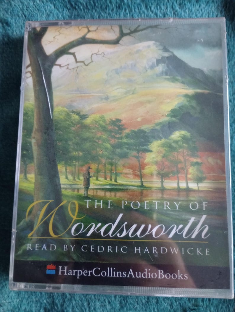 Op de afbeelding: Een cd-hoesje met een landschapsschilderij van een meer en bomen, met een figuur bij het water. De titel "The Poetry of Wordsworth" staat erop, met "Gelezen door Cedric Hardwicke" eronder. Het HarperCollinsAudioBooks-logo staat onderaan.