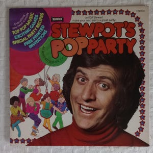 Pode incluir: Capa de álbum de vinil vintage para "Stewpot's Pop Party" de Ed Stewart. A capa apresenta um homem sorrindo com uma gola alta vermelha, cercado por texto colorido e ilustrações de crianças segurando balões. O álbum promete música pop, jogos emocionantes e convites impressos gratuitos.