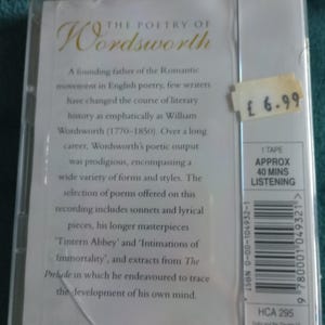 Op de afbeelding: Een transparante cassettecase met de titel "The Poetry of Wordsworth". De case bevat tekst over de dichter en de gedichten. Een prijskaartje is bevestigd. De cassette duurt ongeveer 40 minuten.