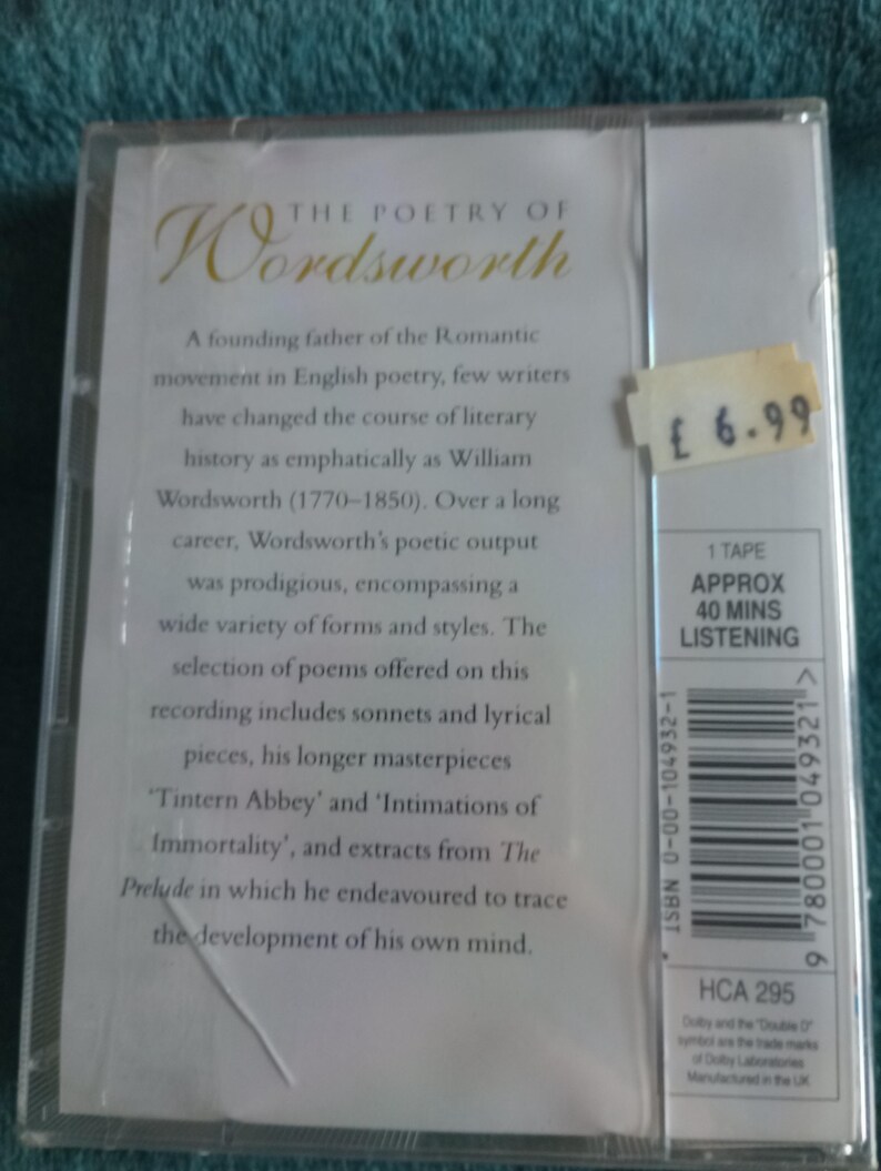Op de afbeelding: Een transparante cassettecase met de titel "The Poetry of Wordsworth". De case bevat tekst over de dichter en de gedichten. Een prijskaartje is bevestigd. De cassette duurt ongeveer 40 minuten.