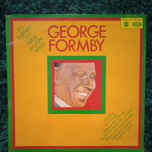 Puede incluir: Portada de álbum de vinilo vintage con George Formby. La portada es principalmente amarilla con bordes rojos y verdes. El título del álbum y el nombre del artista están en rojo. Un retrato de George Formby está en el centro.