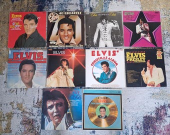Può includere: Una collezione di dieci copertine quadrate di dischi in vinile con Elvis Presley. Le copertine mostrano vari ritratti dell'artista, foto di esibizioni e design grafici con titoli come Girl Happy, 40 Greatest, Christmas Album e Golden Records.