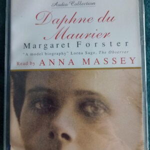 Op de afbeelding: Een audio cassette van "Daphne du Maurier" door Margaret Forster, onderdeel van de Good Housekeeping Audio Collection. De hoes toont een portret en zit in een doorzichtige plastic hoes. Voorgelezen door Anna Massey.