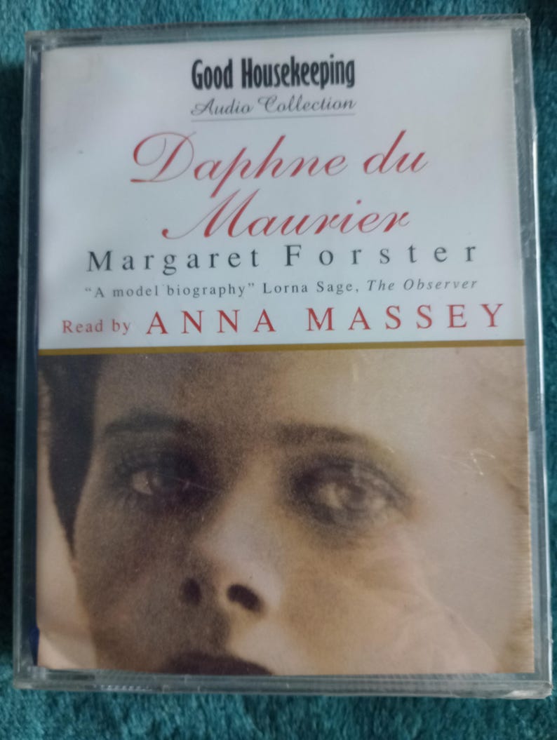 Op de afbeelding: Een audio cassette van "Daphne du Maurier" door Margaret Forster, onderdeel van de Good Housekeeping Audio Collection. De hoes toont een portret en zit in een doorzichtige plastic hoes. Voorgelezen door Anna Massey.