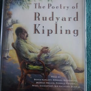 Op de afbeelding: Een doorzichtige plastic hoes met een audioboek van "The Poetry of Rudyard Kipling". De cover toont een illustratie van een man die op een stoel zit en een pen en papier vasthoudt, met een bediende op de achtergrond. Het HarperCollins AudioBooks-logo staat onderaan.