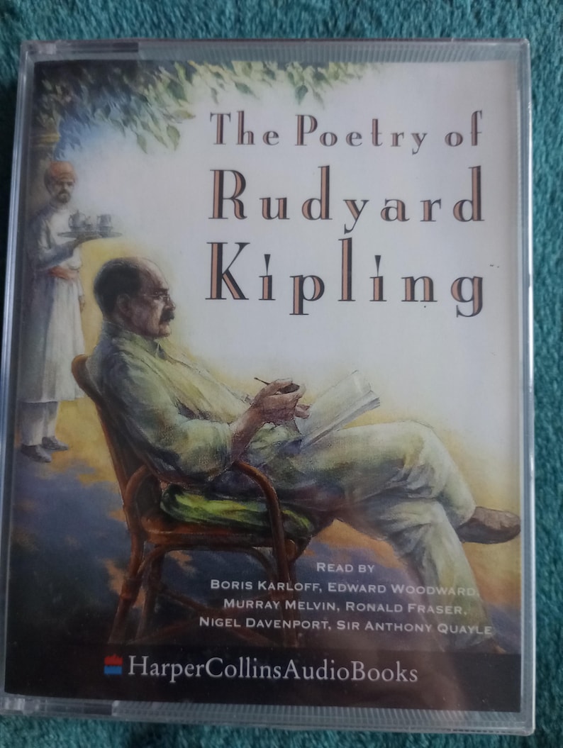 Op de afbeelding: Een doorzichtige plastic hoes met een audioboek van "The Poetry of Rudyard Kipling". De cover toont een illustratie van een man die op een stoel zit en een pen en papier vasthoudt, met een bediende op de achtergrond. Het HarperCollins AudioBooks-logo staat onderaan.