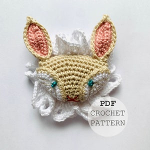 Puede incluir: Un patrón de crochet para un lindo conejito con pelaje blanco y orejas rosas. El patrón está disponible para descargar en PDF.  PDF CROCHET PATTERN