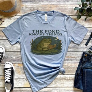Frog Philosopher Shirt, The Pond Knows Things Tee, Cottagecore Frog Tee, Funny Amphibian Top, Naturecore Toad T-Shirt, Frog Gift Idea afbeelding 4