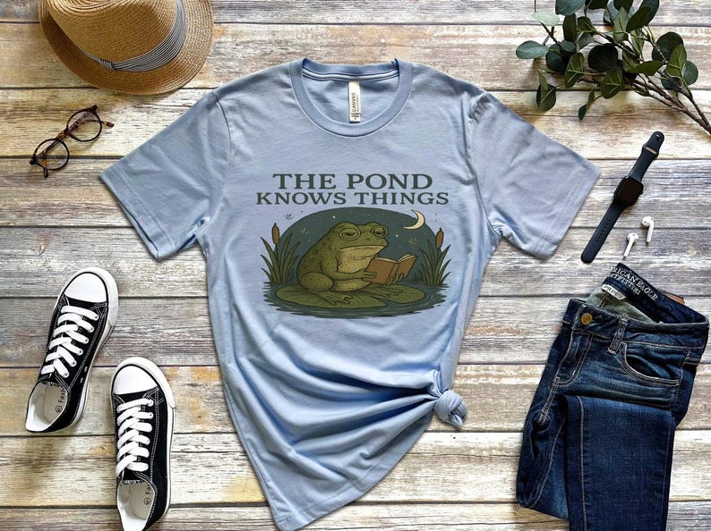 Frog Philosopher Shirt, The Pond Knows Things Tee, Cottagecore Frog Tee, Funny Amphibian Top, Naturecore Toad T-Shirt, Frog Gift Idea afbeelding 4