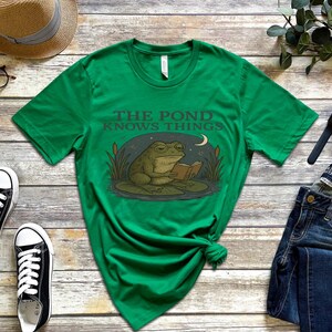 Frog Philosopher Shirt, The Pond Knows Things Tee, Cottagecore Frog Tee, Funny Amphibian Top, Naturecore Toad T-Shirt, Frog Gift Idea afbeelding 6