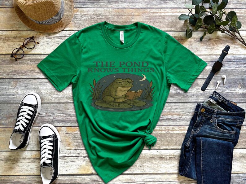 Frog Philosopher Shirt, The Pond Knows Things Tee, Cottagecore Frog Tee, Funny Amphibian Top, Naturecore Toad T-Shirt, Frog Gift Idea afbeelding 6