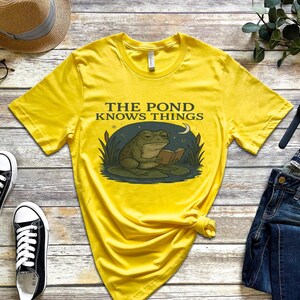 Frog Philosopher Shirt, The Pond Knows Things Tee, Cottagecore Frog Tee, Funny Amphibian Top, Naturecore Toad T-Shirt, Frog Gift Idea afbeelding 3