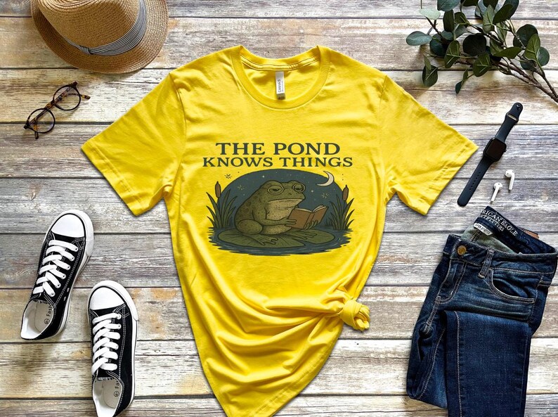Frog Philosopher Shirt, The Pond Knows Things Tee, Cottagecore Frog Tee, Funny Amphibian Top, Naturecore Toad T-Shirt, Frog Gift Idea afbeelding 3
