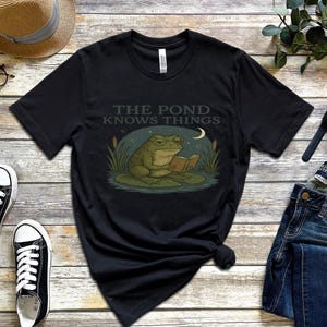 Frog Philosopher Shirt, The Pond Knows Things Tee, Cottagecore Frog Tee, Funny Amphibian Top, Naturecore Toad T-Shirt, Frog Gift Idea afbeelding 2