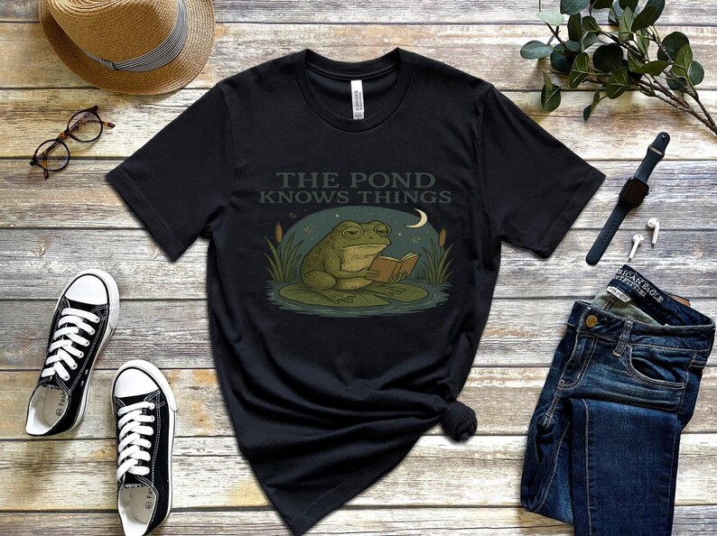 Frog Philosopher Shirt, The Pond Knows Things Tee, Cottagecore Frog Tee, Funny Amphibian Top, Naturecore Toad T-Shirt, Frog Gift Idea afbeelding 2