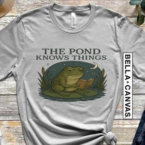 Frog Philosopher Shirt, The Pond Knows Things Tee, Cottagecore Frog Tee, Funny Amphibian Top, Naturecore Toad T-Shirt, Frog Gift Idea afbeelding 1