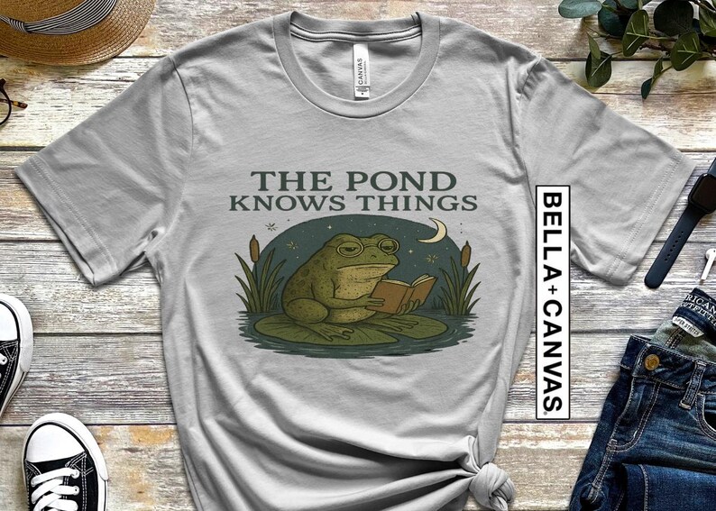Frog Philosopher Shirt, The Pond Knows Things Tee, Cottagecore Frog Tee, Funny Amphibian Top, Naturecore Toad T-Shirt, Frog Gift Idea afbeelding 1