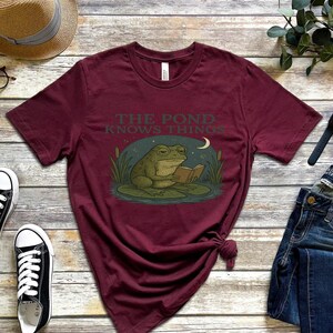 Frog Philosopher Shirt, The Pond Knows Things Tee, Cottagecore Frog Tee, Funny Amphibian Top, Naturecore Toad T-Shirt, Frog Gift Idea afbeelding 7