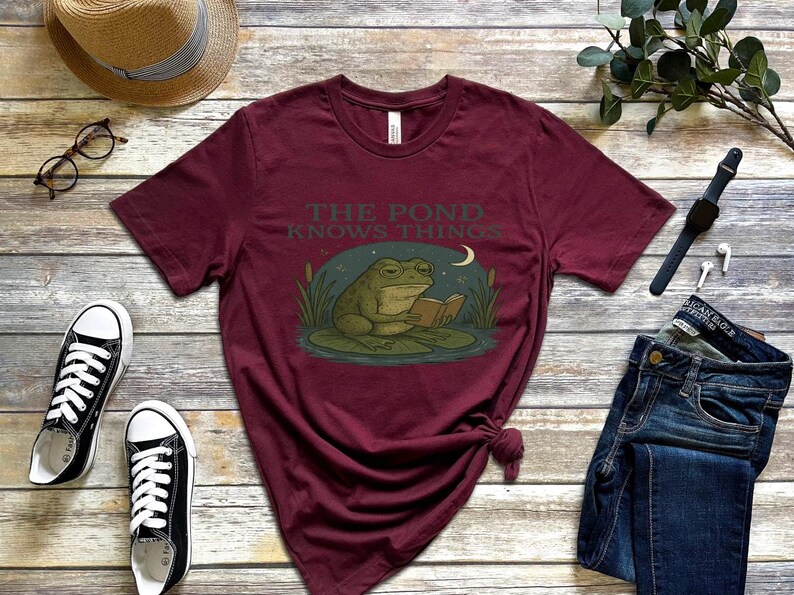 Frog Philosopher Shirt, The Pond Knows Things Tee, Cottagecore Frog Tee, Funny Amphibian Top, Naturecore Toad T-Shirt, Frog Gift Idea afbeelding 7